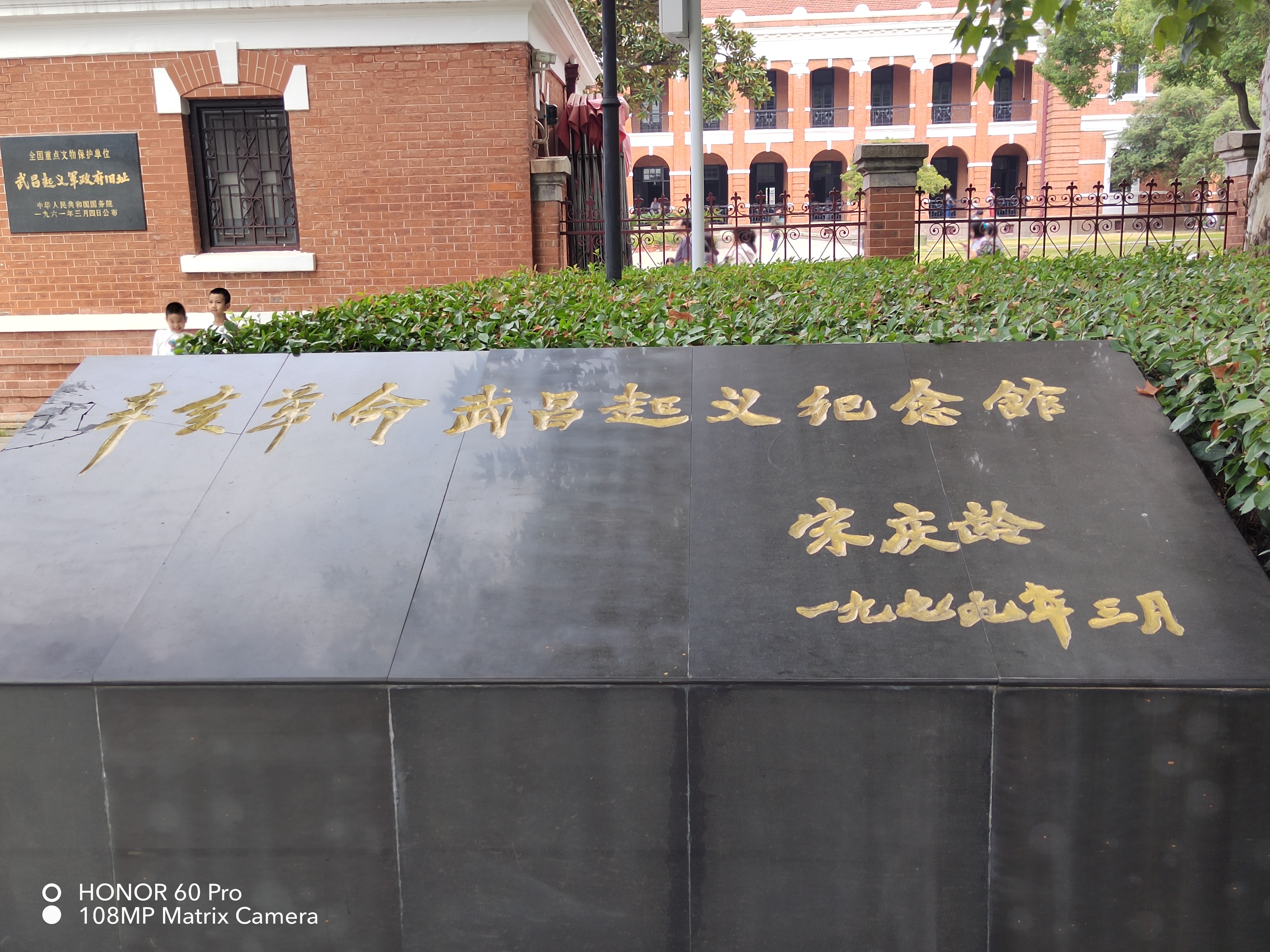 纷纷上演绝地反击，场外风云再次激荡的简单介绍